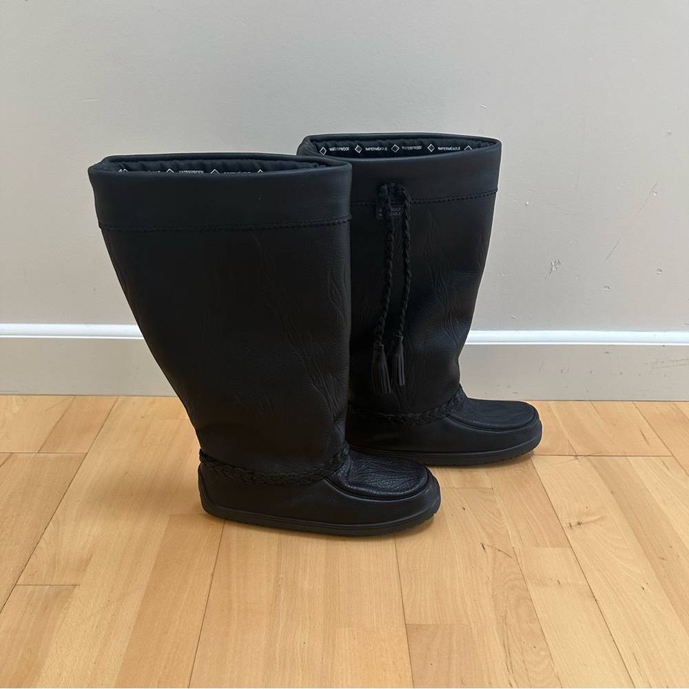 Elegant Black Winter Boots with Braided Detail